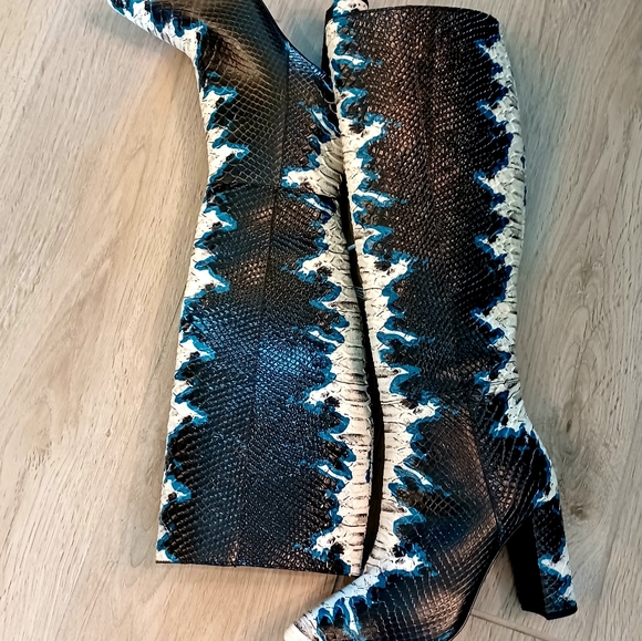 NEW Gianni Bini Kellbie Snake Animal Print Leather Black & Blue Boots SZ 7 - Picture 5 of 10